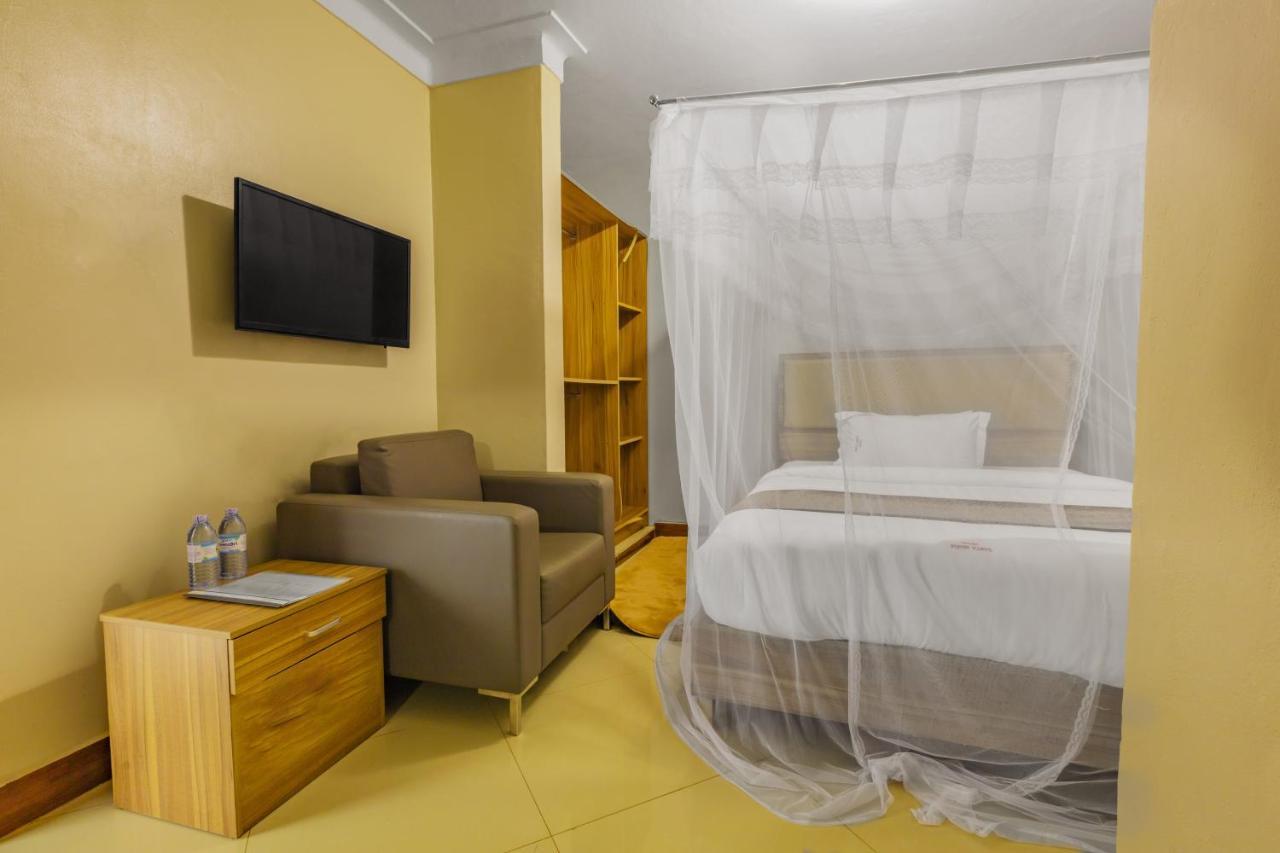 Santa Maria Hotel Ентебе Екстериор снимка