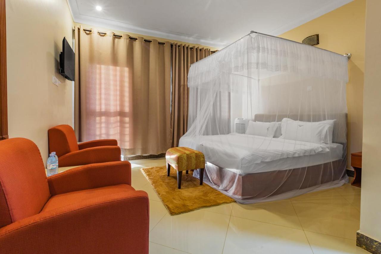 Santa Maria Hotel Ентебе Екстериор снимка