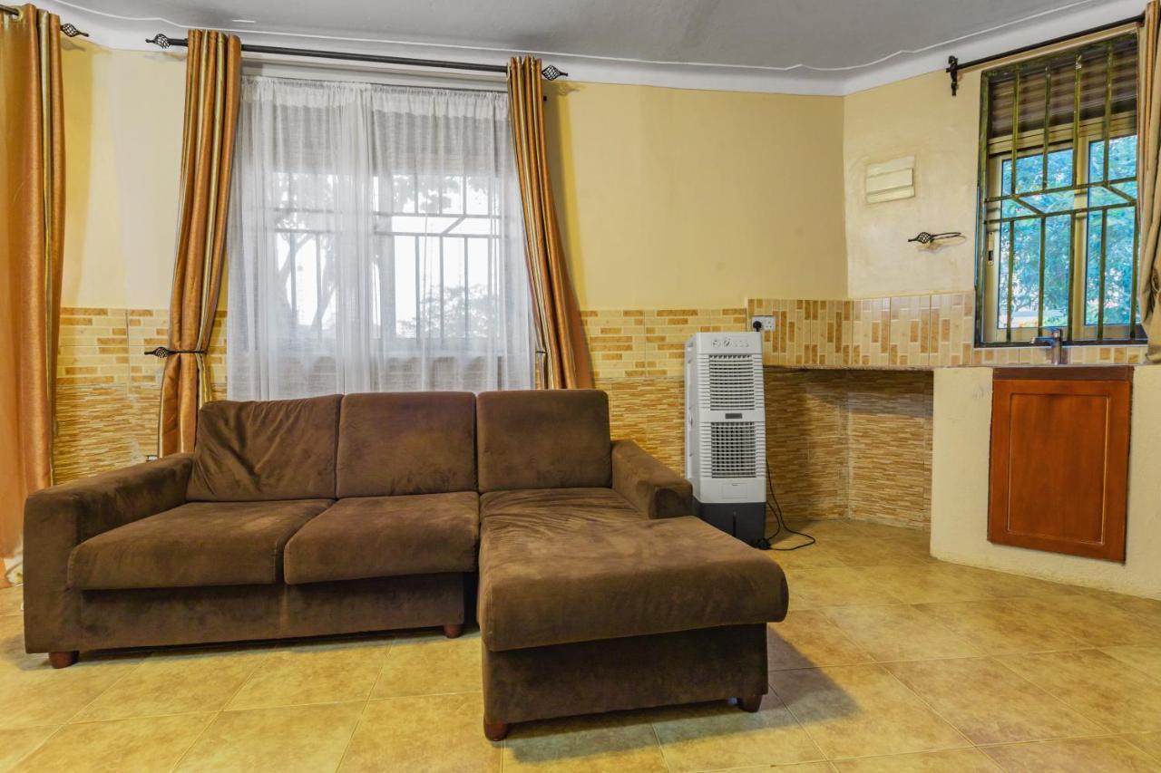 Santa Maria Hotel Ентебе Екстериор снимка