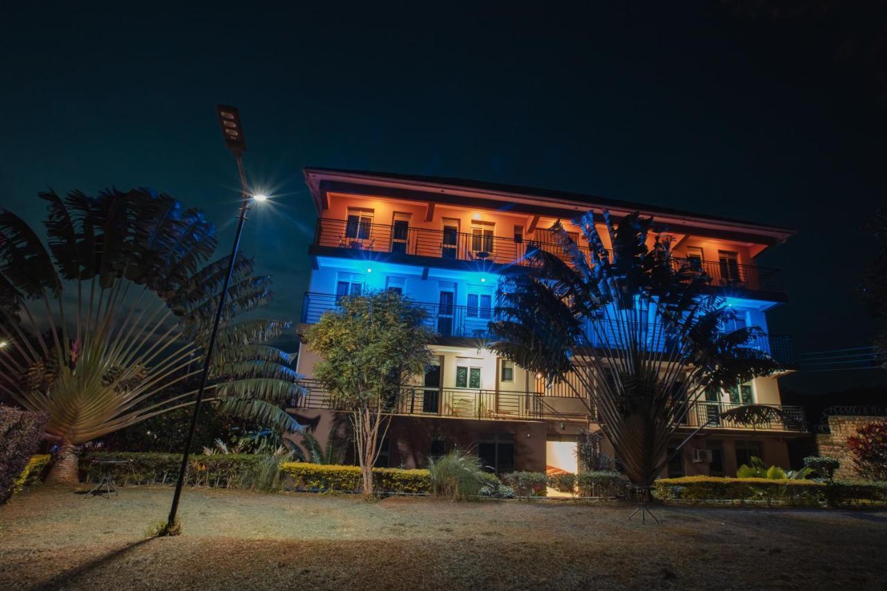 Santa Maria Hotel Ентебе Екстериор снимка