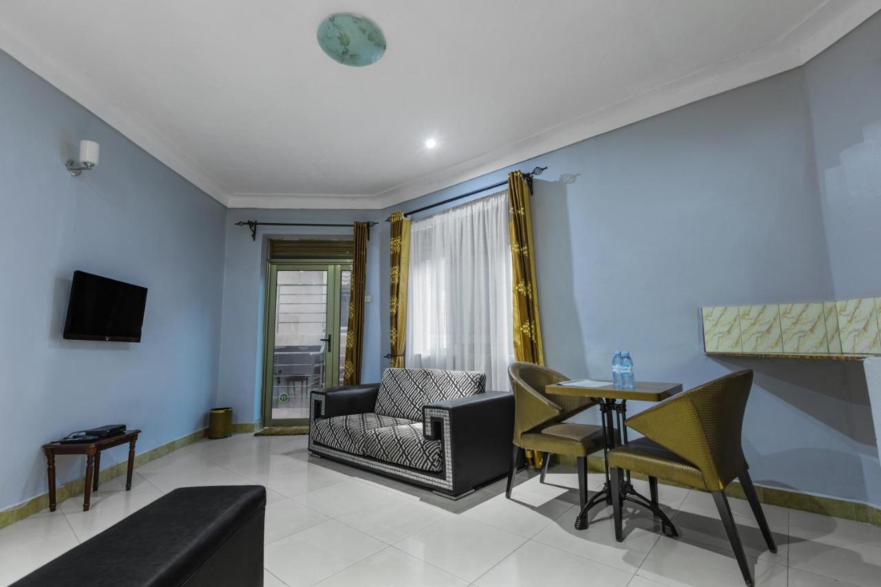 Santa Maria Hotel Ентебе Екстериор снимка