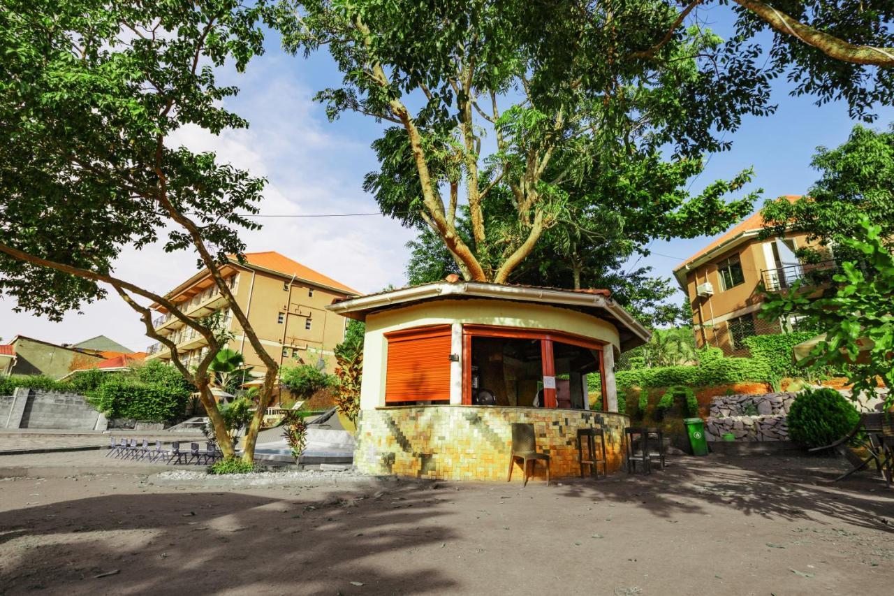 Santa Maria Hotel Ентебе Екстериор снимка