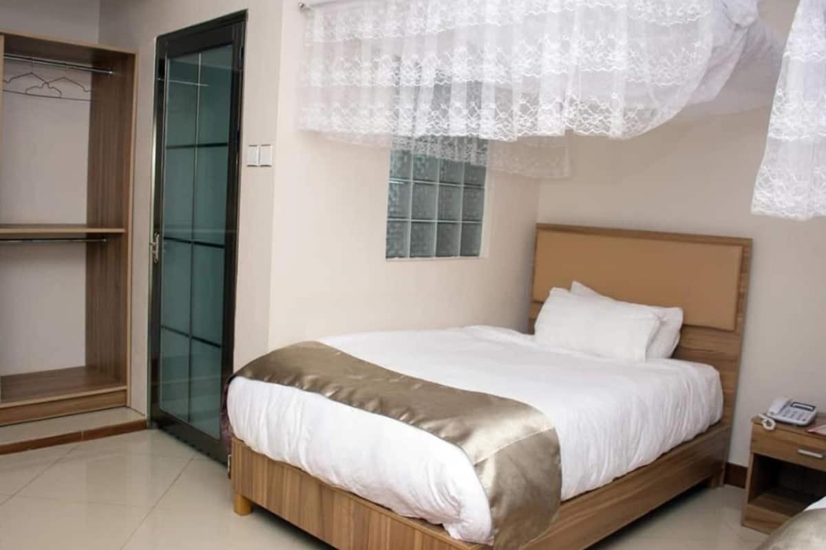 Santa Maria Hotel Ентебе Екстериор снимка