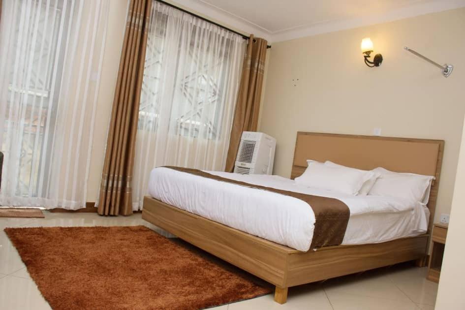 Santa Maria Hotel Ентебе Екстериор снимка